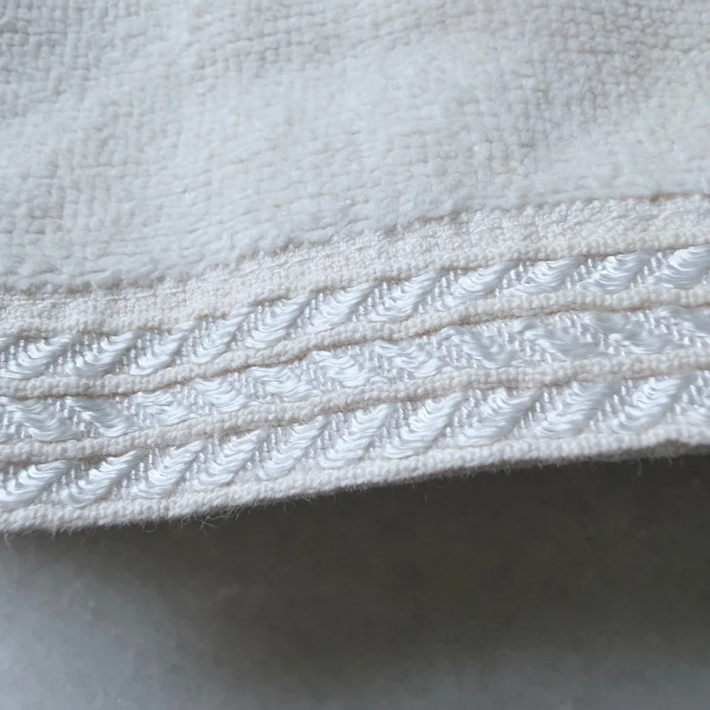 VNTG‎ Bathworks Hand Towels Set of 2 Cream Cotton Embroidered Holiday Decor